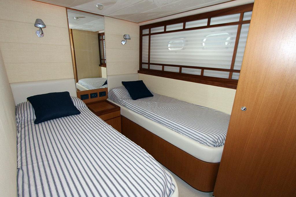 2005 FERRETTI YACHTS 731 